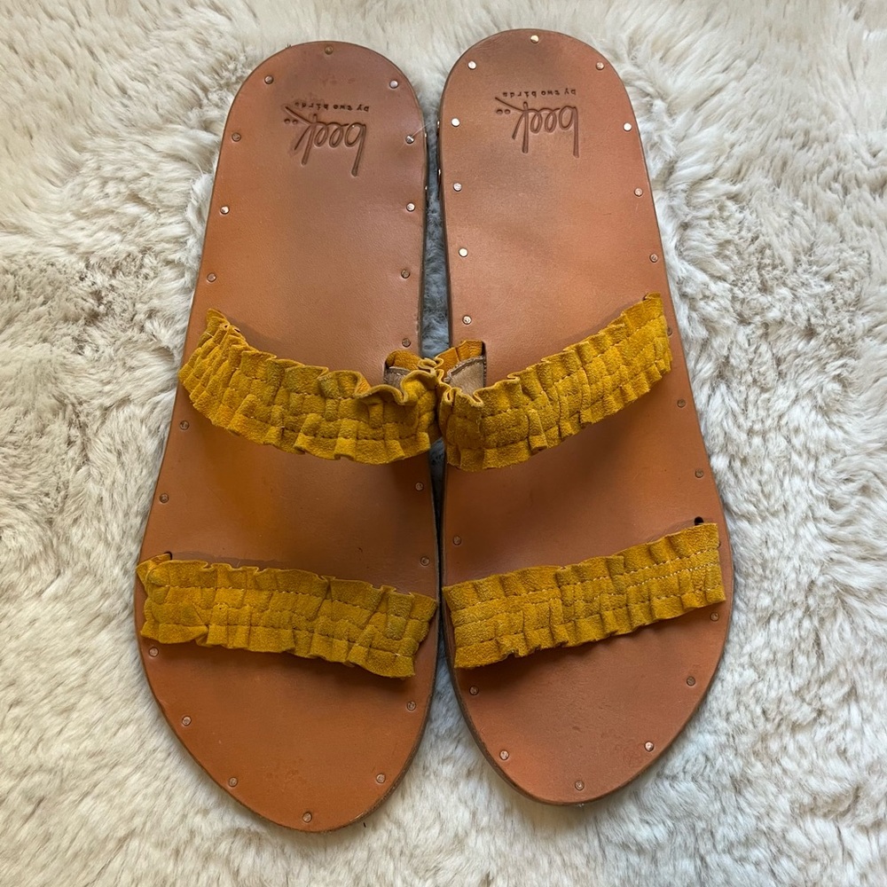 Beek Two Birds Womens Sandals Flat Slides Two Strap Ruffled Yellow Suede Size 8